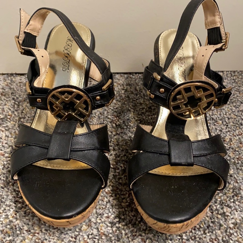 Mascots Wedge Sandals